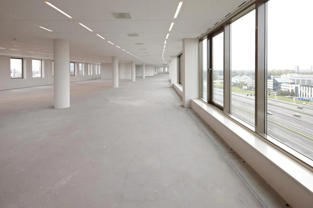 Leeg, modern kantoorpand aan de Fascinatio Boulevard met grote ramen en uitzicht op de snelweg.